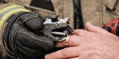 Obrączka nie chciała zejść z palca. Pomogli strażacy z Bytowa