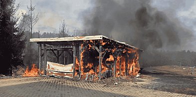OGIEŃ strawił wiatę w Borowym Młynie. Na miejscu 3 zastępy straży pożarnej