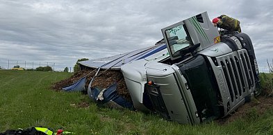 Ciężarówka wypadła z drogi. Na pobocze wysypała się kora!