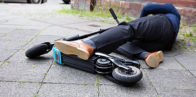 15-latek przewrócił się na hulajnodze. Od 3 czerwca kaski obowiązkowe