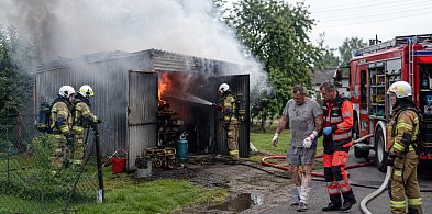 Pożar w garażu w Trzebiatkowej. Jedna osoba poparzona