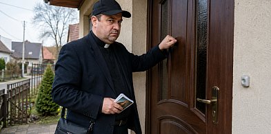 FAŁSZYWY KSIĄDZ krąży po okolicy? Mieszkańcy Rokit i Jasienia ostrzegają seniorów