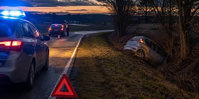 Niebezpiecznie na drogach. Samochód w rowie i kierowcy łamiący prawo