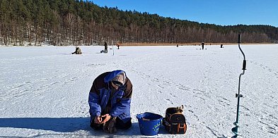 SOLIDNY LÓD i wielki powrót na taflę. Wędkarze rywalizowali na jeziorze Karwno