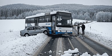 Oblodzony zakręt, zniszczony PKS. W Jeleńczu ostrzegali