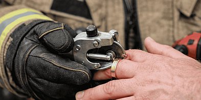 Obrączka nie chciała zejść z palca. Pomogli strażacy