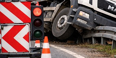 Ciężarówka z pustakami oparła się o barierę