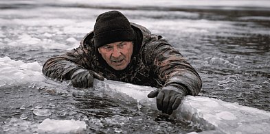 Lód załamał się pod wędkarzem. 66-latek w wodzie