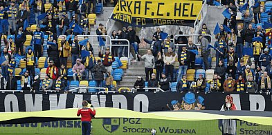 Rekordowa flaga Kaszubów z Ugoszczy na stadionie Arki