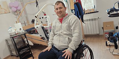 Miał wrócić do domu na stałe. Wrócił, ale… na wózku