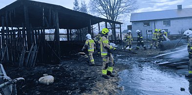 SPŁONĘŁA wiata w Pomysku Małym. W środku maszyny