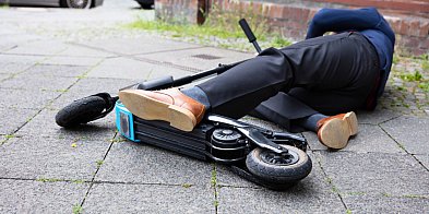 15-latek przewrócił się na hulajnodze