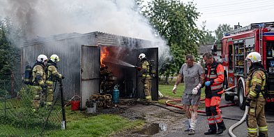 Pożar w garażu w Trzebiatkowej. Jedna osoba poparzona