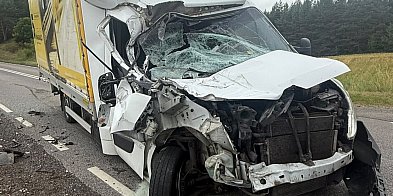 Dostawczak z impetem uderzył w naczepę ciężarówki