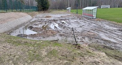 BŁOTNISTE BOISKO w Kołczygłowach. Tłumaczą się wójt i projektant-22281