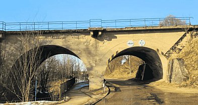 ŚNIEŻKI DZISIAJ, KAMIENIE JUTRO? Niebezpieczna "zabawa" na wiadukcie