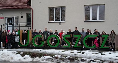 W Ugoszczy „włączyli wiosnę”. Napis zmienił kolor na zielony