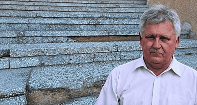 Radny Roman Zaborowski chce remontu schodów przy starostwie