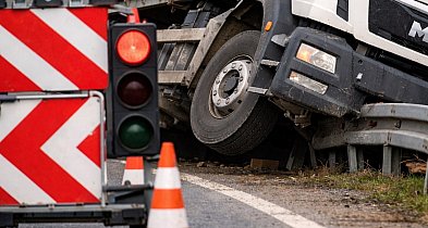Ciężarówka z pustakami oparła się o barierę. Ruch odbywa się wahadłowo