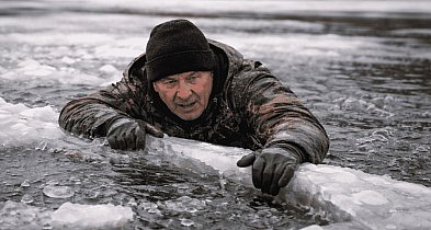 Lód załamał się pod wędkarzem. 66-latek wpadł do jeziora w Studzienicach