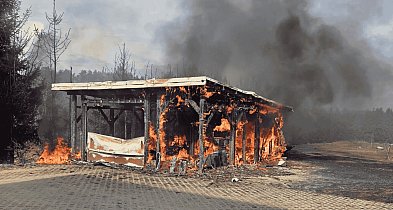 OGIEŃ strawił wiatę w Borowym Młynie. Na miejscu 3 zastępy straży pożarnej