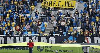 Rekordowa flaga Kaszubów z Ugoszczy na stadionie Arki Gdynia