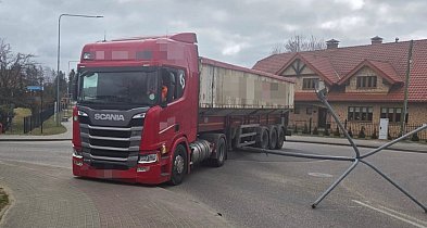 Zablokowane rondo w Bytowie. Ciężarówka uderzyła w latarnię