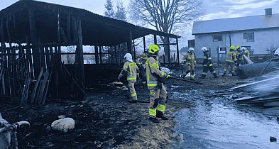 SPŁONĘŁA wiata w Pomysku Małym. W środku maszyny rolnicze i drewno
