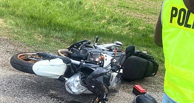 Motocyklista ranny po zderzeniu z osobówką na DK20. Kierująca Renault skręcała