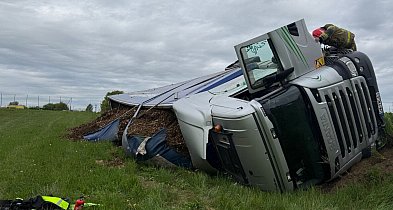 Ciężarówka wypadła z drogi. Na pobocze wysypała się kora!