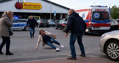Rowerzysta potrącił pieszą pod Biedronką w Bytowie i UCIEKŁ