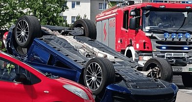 Czy mercedes „zwariował”? Kierująca twierdzi, że samochód sam ruszył i dachował