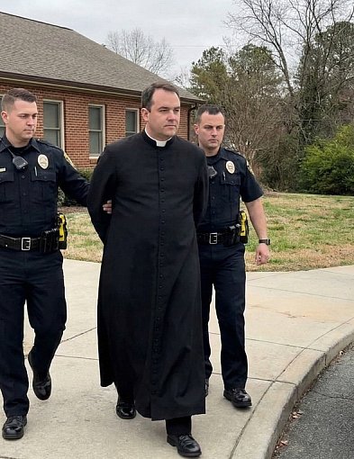 Były wikariusz z parafii w Ugoszczy ARESZTOWANY. Oskarżają o przestępstwa-22453