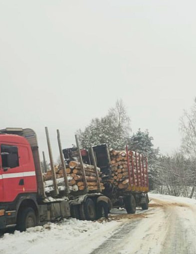 Lodowa PUŁAPKA na trasie. Dyrektor ZDP: „Sól nie działa, cudów nie będzie”