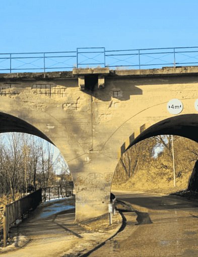 ŚNIEŻKI DZISIAJ, KAMIENIE JUTRO? Niebezpieczna "zabawa" na wiadukcie