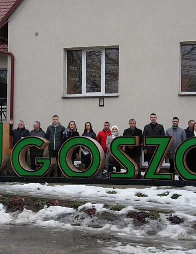 W Ugoszczy „włączyli wiosnę”. Napis zmienił kolor na zielony