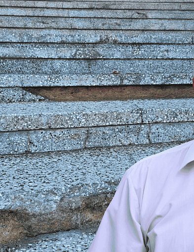 Radny Roman Zaborowski chce remontu schodów przy starostwie