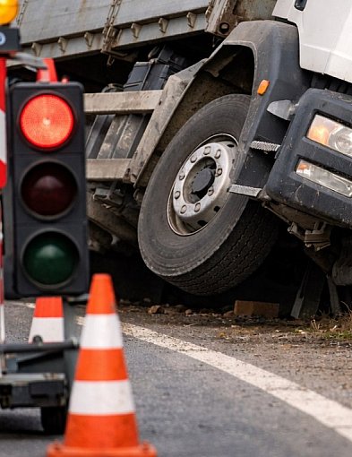 Ciężarówka z pustakami oparła się o barierę. Ruch odbywa się wahadłowo