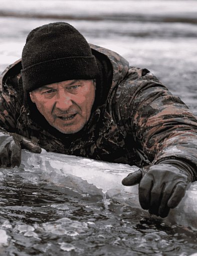 Lód załamał się pod wędkarzem. 66-latek wpadł do jeziora w Studzienicach