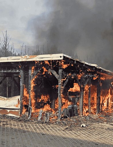 OGIEŃ strawił wiatę w Borowym Młynie. Na miejscu 3 zastępy straży pożarnej