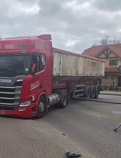 Zablokowane rondo w Bytowie. Ciężarówka uderzyła w latarnię
