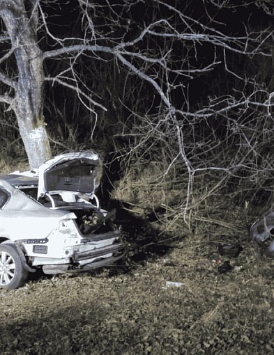 NOCNY śmiertelny wypadek na dw 212. Samochód uderzył bokiem w drzewo