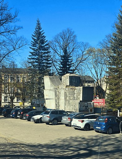 Światowid znika z centrum Bytowa. LIKWIDACJA parkingu, a pomnik na rondo