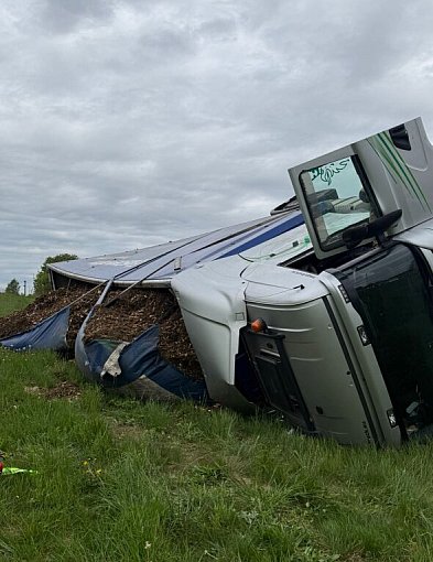 Ciężarówka wypadła z drogi. Na pobocze wysypała się kora!