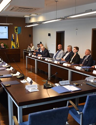 Koalicja KO - PiS do podwyżek. Radni zwiększyli sobie diety, a dla starosty pensja