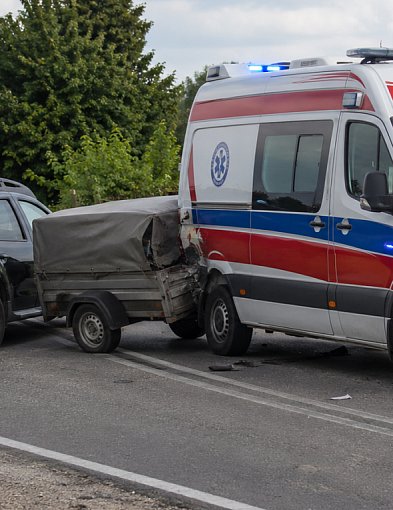 KARETKA ROZBIŁA SIĘ na trasie Pomysk Wielki - Jamno. Zderzyła się z przyczepą