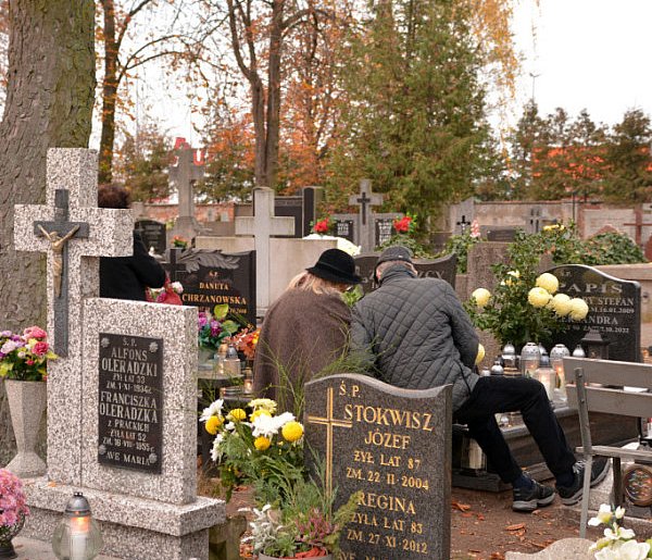 Savoir-vivre na 1 listopada. Jak się zachować podczas wizyty na cmentarzu?-21770