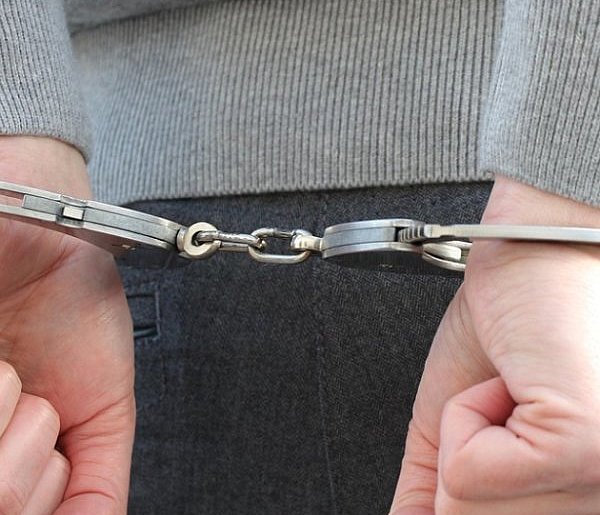 Chciał uniknąć odsiadki. Myślał, że ukryje się pod... STERTĄ UBRAŃ!-21758