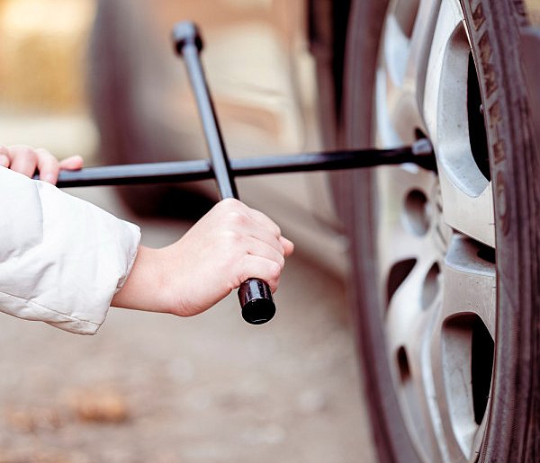 Z pozoru drobiazg, a może skończyć się tragedią. Urząd ostrzega kierowców-21874