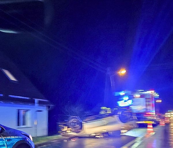 NIEZABYSZEWO. Seat dachował na krajowej „dwudziestce”-21950